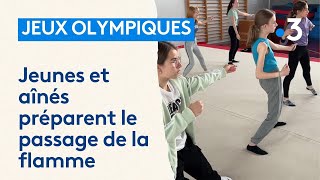 Jeunes et aînés préparent le passage de la flamme olympique [upl. by Annabella]