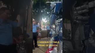 Corren a Optimus Prime de plaza en Mérida [upl. by Drusus]