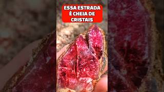 ESSA ESTRADA É CHEIA DE CRISTAIS cristal gemstone gemstones gems pedras pedraspreciosas [upl. by Lareneg]