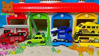 Diecast Cars Come Out from a Colorful Garage【Kumas Bear Kids】 [upl. by Missy10]