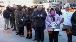 Firenze Flash Mob per il referendum Sì umano gigante in Piazza della Signoria [upl. by Ainival]