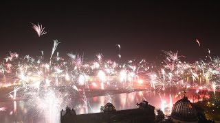 Silvester Feuerwerk in Dresden 2015 mit Blick auf Königsufer und Augustusbrücke [upl. by Ynnohj157]