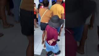 Furando a fila videos humor reels comedia shortvideo pegadinha viralvideo [upl. by Boggers]