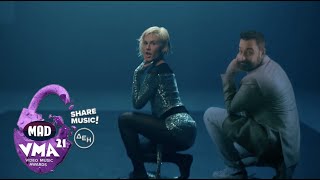 Η ανατρεπτική έναρξη των Μad Video Music Awards 2021 από τη ΔΕΗ [upl. by Rosaleen216]