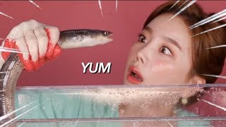 Ssoyoung pouring salt on eels [upl. by Aissak385]