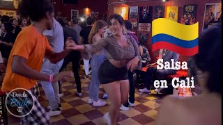 Colombianos Bailando Salsa en Cali  Bar La Topa Tolondra 2023 [upl. by Timoteo]