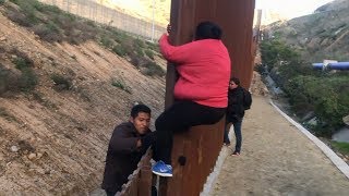 Las familias migrantes saltan la valla fronteriza de Tijuana y se dirigen a los Estados Unidos [upl. by Anitreb]