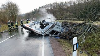 Rettungswagen explodiert während Einsatzfahrt  schwerer Unfall [upl. by Joell]