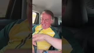 Bolsonaro mostrando o que carrega na sua mochila simples [upl. by Modnar28]