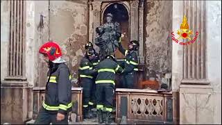 Incendio nella chiesa di San Ciriaco i Vigili del Fuoco recuperano tre statue [upl. by Ostap]