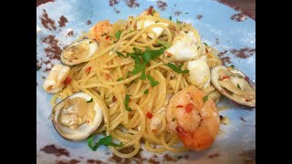 5 minutes  Spicy Seafood Aglio Olio [upl. by Anuqahs550]