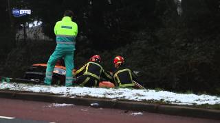 Auto in een geul naast de weg op Enschedesestraat in Oldenzaal [upl. by Beata]