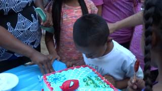 Cumpleaños Mexicano Se Meten Cabeza De Niño En El Pastel [upl. by Lucius845]