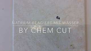 Natrium reagiert mit Wasser [upl. by Alleras]