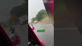 Motociclista Provoca a Camionero y Recibe su Merecido [upl. by Pleione]