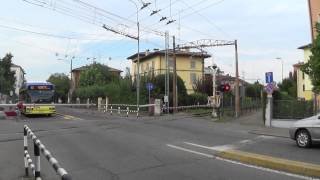 Passaggio a livello con semibarriere di via Rosselli in HD  Modena  Level Crossing [upl. by Airotcivairam]