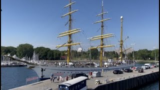 Segelschulschiff quotGorch Fockquot führt die Windjammerparade der Kieler Woche an [upl. by Asilegna]