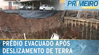 Desmoronamento de terra evacua prédio e arrasta carro em SC  Primeiro Impacto 240524 [upl. by Drofxer]