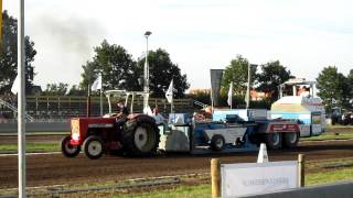 Tractorpulling met een International 624 te Meerkerk 2012 [upl. by Auoz795]