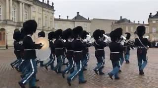 Relève de la garde en fanfare à Copenhague [upl. by Conway]