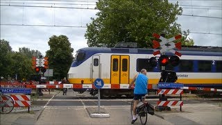 Spoorwegovergang Hoorn Kersenboogerd  Dutch railroad crossing [upl. by Frost]