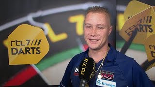 Harms Er gebeurde geurrijke dingen op het podium  RTL 7 DARTS GRAND SLAM OF DARTS [upl. by Lairbag]