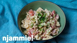 Pastasalade met kip en spek Recept  njammie [upl. by Naitsirhk]