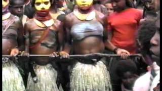 Papua New Guinea  Huli girls Traiditional Mali dance  Village of Pureni [upl. by Adalbert]