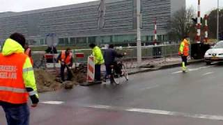 Verkeersregelaars helpen fietsers Schroebrug over [upl. by Rancell]