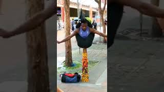 Contorsionniste africain en spectacle dans les rues Chinoises lAfrique a du talent [upl. by Htnnek]