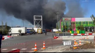 Rungis the largest wholesale fresh produce market in the world is on fire in Paris [upl. by Airotnahs]