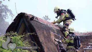 Brand in rieten kap van woning in Renkum [upl. by Suoivatnom844]