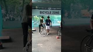 How difficult to ride a brakeless bycicle  fixie  Xe đạp không thắng [upl. by Ansela]