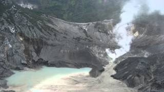 Java Indonesien aktiver Vulkan Krater des Gunung Tangkuban Perahu active volcano volcan actif [upl. by Aicilev]