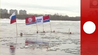 Eisbrecher Die olympische Fackel schwimmt durch russiches Eis [upl. by Ahsener]