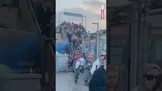 Metrobüs seferlerinde aksama nedeniyle SöğütlüçeşmeAltunizade duraklarında metrelerce kuyruk oluştu [upl. by Kelwin]