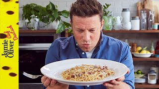 Wie man eine klassische Carbonara macht  Jamie Oliver auf Deutsch [upl. by Renaxela140]