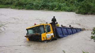 LIVE Mvua Yasababisha Mafuriko Makubwa Dar Mmoja Afariki Jangwani [upl. by Cross]