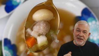 Klar suppe med kød og melboller [upl. by Arrik]