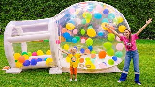 Chris und Mama bauen ein aufblasbares Spielhaus für Kinder [upl. by Aidualk]