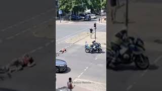 🚨 PolizeiMotorrad erfasst Radfahrerin 🚴‍♀️ police polizei unfall fahrrad berlin [upl. by Atik171]