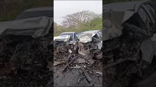 Carros ficam destruídos após colisão frontal na BR343 entre Teresina e Altos no Piauí [upl. by Ydospahr]