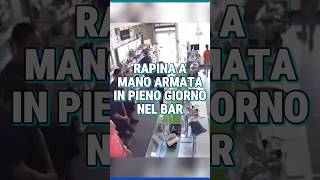 rapina a mano armata in pieno giorno nel bar il video shock napoli [upl. by Campagna]