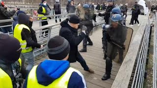 Gilet gialli atto VIII ancora violenze Pugile professionista contro polizia [upl. by Aikkan953]