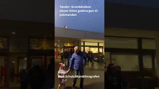 Tønder Grundskolens elever sagde godmorgen til julemanden [upl. by Alyel362]