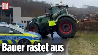 Traktor durchbricht PolizeiSperre [upl. by Gorga]