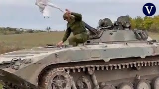 Un tanque ruso con una bandera blanca se rinde ante los soldados ucranianos [upl. by Ermin]