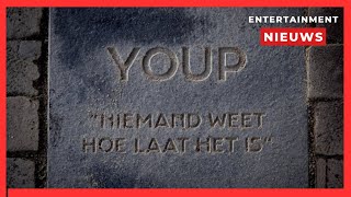 Carré eert Youp van ’t Hek met eigen tegel [upl. by Simonne]