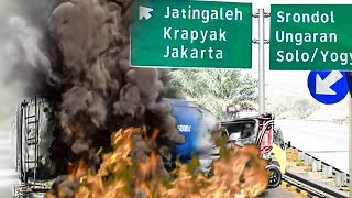 ✅ TRUCK TANGKI SOLAR MELEDAK SETELAH MENABRAK TRUCK PASIR DI TOL JATINGALEH SEMARANG [upl. by Anelra]