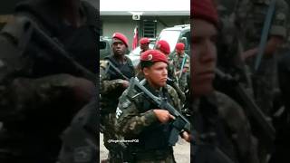 DESFILA O ÚNICO PELOTÃO de POLÍCIA DO EXÉRCITO NA BRIGADA PARAQUEDISTA 🦅 [upl. by Moersch]